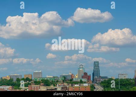 Kansas City, Missouri Metro Skyline in un giorno di sole Foto Stock