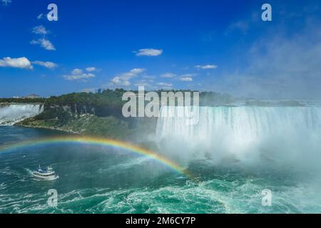 Rainbows alle Cascate del Niagara Foto Stock