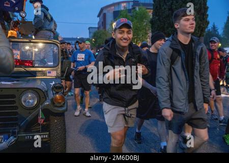 I soldati della Brigata aerea del 173rd, del Ranger Regiment del 75th, delle forze Armate Italiane e di altre unità iniziano la sfida del Colon. Darby di 40 miglia e l'evento di passeggiata sul terreno della seconda Guerra Mondiale a Paschiera del Garda, 23 aprile 2022. Più di 500 hanno partecipato all'evento, il più giovane dei quali ha 12 anni. I partecipanti hanno camminato, corso e marciato il percorso di circa 40 km lungo le rive del Lago di Garda per riflettere su ciò che è accaduto sulle rive del lago 77 anni prima. La Brigata Airborne 173rd è la U.S.A. La forza di risposta di emergenza dell'esercito in Europa, che fornisce le forze rapidamente dispiegabili agli Stati Uniti Foto Stock