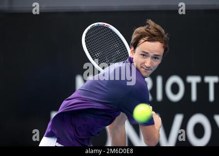 Adelaide, 3 gennaio 2023. Daniil Medvedev b/durante la partita internazionale di tennis di Adelaide tra Daniil Medvedev e Lorenzo Sonego d'Italia a Memorial Drive il 03 gennaio 2023 ad Adelaide, Australia. Credit: Peter Mundy/Speed Media/Alamy Live News Foto Stock