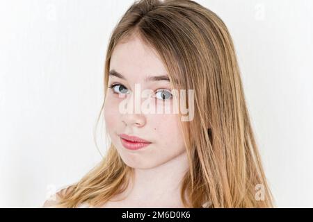 Ragazza carina con capelli lunghi biondi su bianco Foto Stock