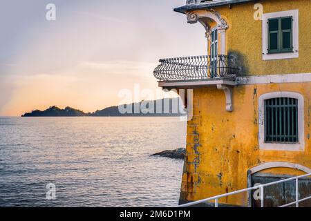 Piccola terrazza con vista sul mare al tramonto nella lussuosa villa antica sul Golfo del Tigullio vicino Portofino in Liguria - i Foto Stock