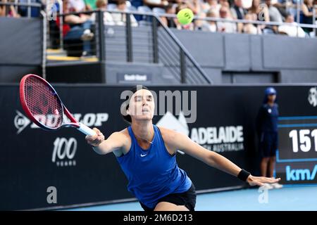 Adelaide, 3 gennaio 2023. Anhelina Kalinina di Ucraina gioca una prefazione durante l'Adelaide International tennis match tra Victoria Azarenka di Bielorussia e Anhelina Kalinina di Ucraina a Memorial Drive il 03 gennaio 2023 ad Adelaide, Australia. Credit: Peter Mundy/Speed Media/Alamy Live News Foto Stock