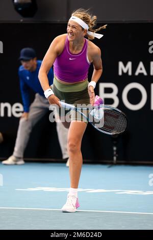 Adelaide, 3 gennaio 2023. Victoria Azarenka di Bielorussia serve la palla durante l'Adelaide International tennis match tra Victoria Azarenka di Bielorussia e Anhelina Kalinina di Ucraina a Memorial Drive il 03 gennaio 2023 ad Adelaide, Australia. Credit: Peter Mundy/Speed Media/Alamy Live News Foto Stock