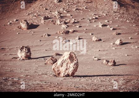 Rocce in piedi sulle colline desertiche nel deserto di Atacama, Cile Foto Stock