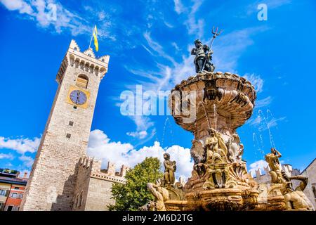 Fontana del Nettuno a Trento e Torre Civica o Torre di Piazza Foto Stock