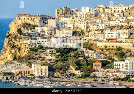 Peschici gargano italia puglia borgo arroccato sul mare Foto Stock