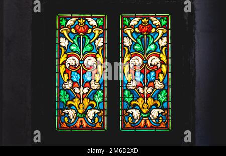 Vetro colorato su sfondo scuro Foto Stock