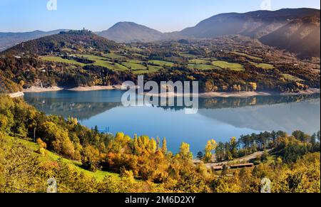 Il lago di Suviana autunno Bologna Emilia Romagna Italia Foto Stock