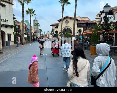 Universal City, Stati Uniti. 03rd Jan, 2023. La gente visita gli Universal Studios di Hollywood. Gli Universal Studios di Hollywood sono un luogo molto famoso e popolare per i turisti in visita. Si trova vicino a Los Angels, California, e assorbe migliaia di persone da visitare ogni giorno. Credit: SOPA Images Limited/Alamy Live News Foto Stock