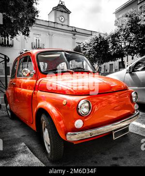 Auto italiana vintage rosso vecchio colore selettivo bianco e nero città italia Foto Stock