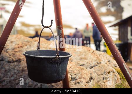 Bivacco camino rifugio accampamento in montagna cauldron fuoco Foto Stock