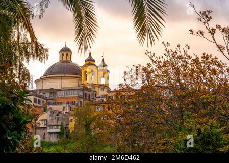 Ariccia - sobborgo di Roma - Lazio - Italia chiesa di Santa Maria di rami dome colorato tramonto sullo sfondo Foto Stock