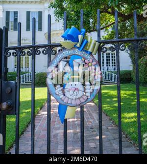 NEW ORLEANS, LA, USA - 8 aprile 2022: Decorazione 'Welcome Spring' sul cancello d'ingresso nel quartiere di Uptown Foto Stock