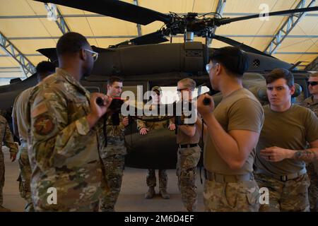 Combattimenti tattici gli studenti di Casualty Care provenienti da varie unità della Incirlik Air base caricano una lettiera su un elicottero UH-60 Black Hawk durante il primo corso combinato Medic-X e TCCC tenuto dal 39th Medical Group alla Incirlik Air base, Turchia, 23 aprile 2022. Il corso di cinque giorni ha integrato i concetti di aviatore multi-capace nel programma di studi TCCC esistente per preparare tutti i farmaci per l'assistenza sul campo prolungata. L'Air Force Medical Service ha incaricato il 39th MDG di testare un curriculum combinato rendendo questo il primo addestramento del suo genere nell'Air Force. Foto Stock