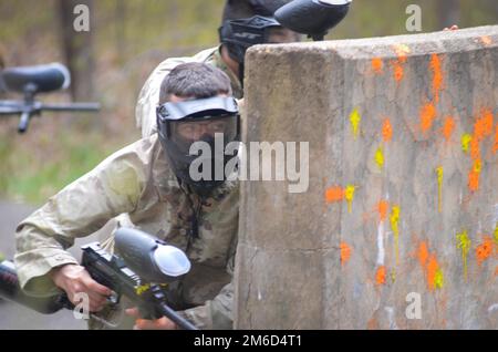 FORT MEADE, Md – Un soldato assegnato al distaccamento della United States Army Signal School ingaggia una forza avversaria durante un evento di addestramento a Fort George G. Meade, Maryland, 23 aprile 2022. Questo evento di formazione ha incorporato armi da paintball per simulare e replicare meglio le condizioni di un coinvolgimento dal vivo. Foto Stock