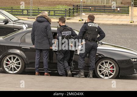 Francia, Parigi, 2019 - 04, controllo della polizia auto parcheggiata male. Foto Stock