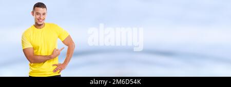 Giovane uomo latino che mostra puntando marketing annuncio pubblicità persone copyspace copia banner spazio Foto Stock