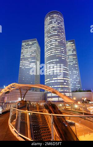 Tel Aviv Azrieli Center skyline Israele blu ora notte ponte città grattacieli ritratto formato architettura moderna Foto Stock