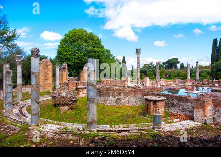 I tre ruderi esedrali di Villa Adriana o HardrianVilla sito archeologico dell'UNESCO a Tivoli - Roma - Lazio - Ital Foto Stock