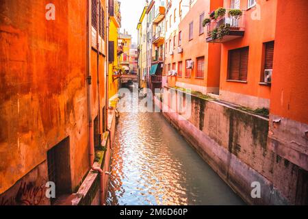 Case italiane tra il canale nascosto del Reno in Via Oberdan - Bologna - Emilia Romagna Italia Foto Stock