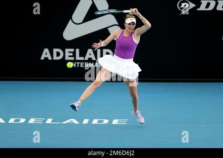Adelaide, Australia, 4 gennaio 2023. Marketa Vondrousova, Repubblica Ceca, gioca una prefazione durante l'Adelaide International tennis match tra Kaia kanepi di Estonia e Marketa Vondrousova, Repubblica Ceca, al Memorial Drive il 04 gennaio 2023 ad Adelaide, Australia. Credit: Peter Mundy/Speed Media/Alamy Live News Foto Stock