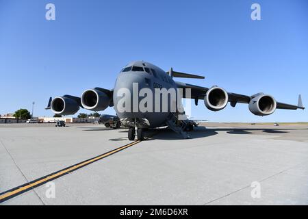 Un C-17 Globemaster III della 145th Airlift Wing di Charlotte, North Carolina, attende sulla linea di volo di essere rifornito alla base dell'aeronautica militare Travis, California, 23 aprile 2022. Il C-17 è stato usato per trasportare gli Airmen dalla 104th Fighter Wing e 174th Attack Wing a Honolulu, Hawaii ed è gli Stati Uniti Il primo velivolo di sollevamento strategico dell'Aeronautica militare. Foto Stock