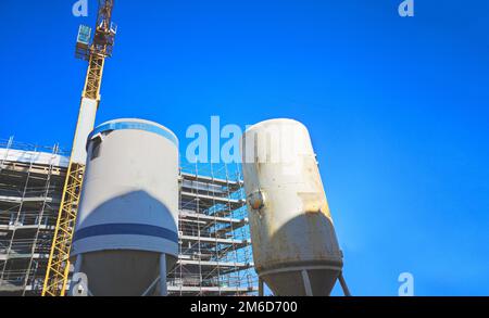 Silos di Malta in cantiere con gru e cielo blu Foto Stock
