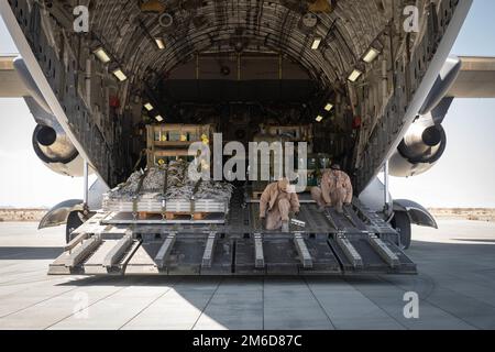 Gli aerei degli Emirati Arabi Uniti con 16th Airlift Squadron, UAE Air Force, preparano un aereo delle forze aeree degli Emirati Arabi Uniti C-17 Globemaster per ricevere ulteriori attrezzature al Marine Corps Air Ground Combat Center, Twentynine Palms, California, 25 febbraio 2022. Gli Stati Uniti Il corpo marino e gli Emirati Arabi Uniti mantengono una stretta relazione attraverso impegni e programmi di formazione bilaterali persistenti, rafforzando la capacità reciproca di condurre operazioni antiterrorismo, proteggere le infrastrutture critiche e sostenere la difesa nazionale. Foto Stock