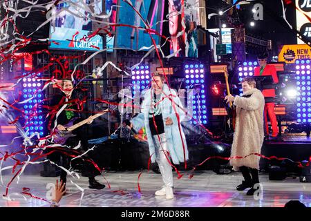 Il cantante dei Duran Duran Simon le Bon si esibisce con la band durante la celebrazione del 2023 di Times Square, la vigilia di Capodanno, a New York, il 31 dicembre 2022 Foto Stock