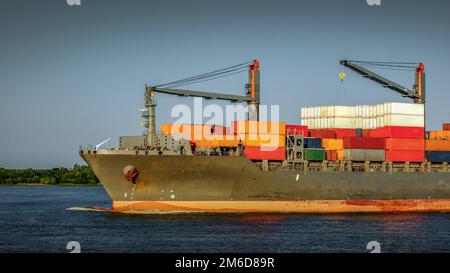 Nave portacontainer sul fiume Elba Foto Stock