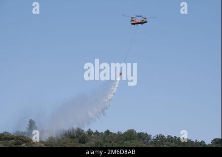 Le risorse aeree della Guardia Nazionale dell'Esercito della California insieme ai membri della Guardia di Stato della California si alleano con il Dipartimento della foreste e della protezione antincendio della California (CAL FIRE) per partecipare a un esercizio annuale di addestramento antincendio, Mather, California, dal 22 al 24 aprile 2022. I tre giorni di allenamento hanno preso il via venerdì con lezioni in aula e si sono conclusi con due giorni di esercizi pratici di caduta d'acqua presso il lago Pardee, vicino a Mather, California, in preparazione all'attività antincendio intensificata durante i mesi estivi e autunnali. Foto Stock