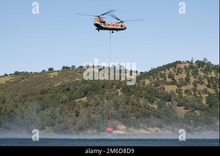 Le risorse aeree della Guardia Nazionale dell'Esercito della California insieme ai membri della Guardia di Stato della California si alleano con il Dipartimento della foreste e della protezione antincendio della California (CAL FIRE) per partecipare a un esercizio annuale di addestramento antincendio, Mather, California, dal 22 al 24 aprile 2022. I tre giorni di allenamento hanno preso il via venerdì con lezioni in aula e si sono conclusi con due giorni di esercizi pratici di caduta d'acqua presso il lago Pardee, vicino a Mather, California, in preparazione all'attività antincendio intensificata durante i mesi estivi e autunnali. Foto Stock