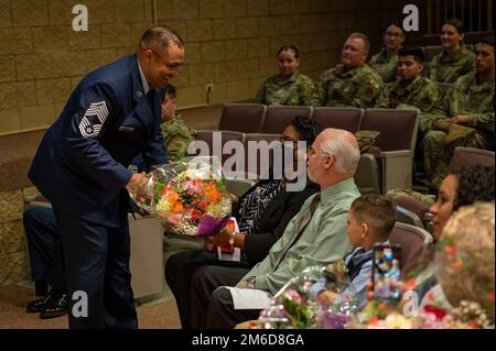 STATI UNITI Master Senior Sgt. Jacob Bridges, del 121st Air Refuging Wing Logistics Readiness Squadron, è promosso a Master Capo Sgt. Presso Rickenbacker Air National Guard base, Ohio, 24 aprile 2022. Bridges è stato Unito da altri Airmen e membri della famiglia per la sua cerimonia di promozione. Foto Stock