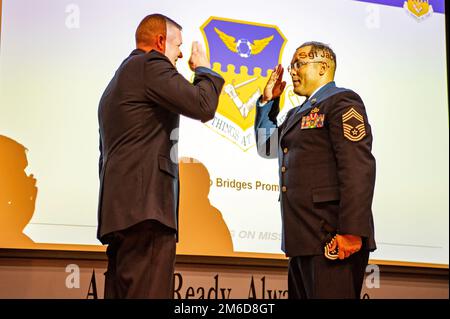 STATI UNITI Master Senior Sgt. Jacob Bridges, del 121st Air Refuging Wing Logistics Readiness Squadron, è promosso a Master Capo Sgt. Presso Rickenbacker Air National Guard base, Ohio, 24 aprile 2022. Bridges è stato Unito da altri Airmen e membri della famiglia per la sua cerimonia di promozione. Foto Stock