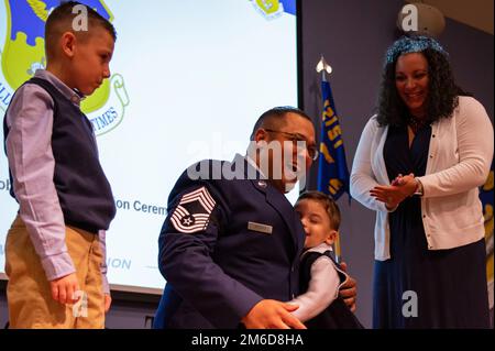 STATI UNITI Master Senior Sgt. Jacob Bridges, del 121st Air Refuging Wing Logistics Readiness Squadron, è promosso a Master Capo Sgt. Presso Rickenbacker Air National Guard base, Ohio, 24 aprile 2022. Bridges è stato Unito da altri Airmen e membri della famiglia per la sua cerimonia di promozione. Foto Stock