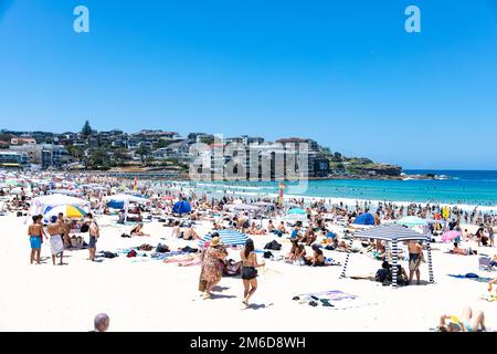 L'iconica spiaggia di Bondi nei sobborghi orientali di Sydney, il 2023° giorno di estate con il cielo blu, la folla si affolla sulla spiaggia, Sydney, NSW, Australia Foto Stock