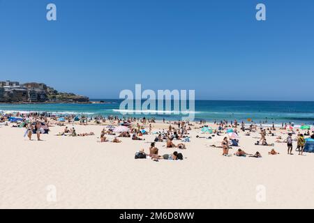 L'iconica spiaggia di Bondi nei sobborghi orientali di Sydney, il 2023° giorno di estate con il cielo blu, la folla si affolla sulla spiaggia, Sydney, NSW, Australia Foto Stock