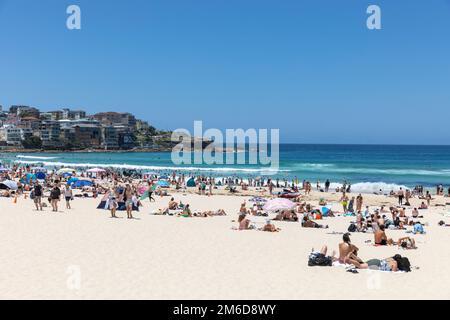 L'iconica spiaggia di Bondi nei sobborghi orientali di Sydney, il 2023° giorno di estate con il cielo blu, la folla si affolla sulla spiaggia, Sydney, NSW, Australia Foto Stock