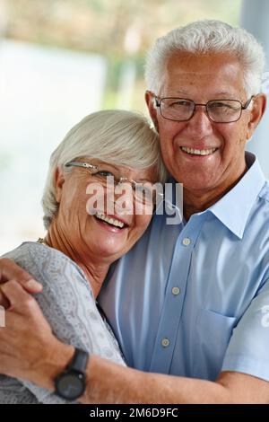 Il vero amore dura per sempre. una felice coppia senior sorridente alla macchina fotografica. Foto Stock