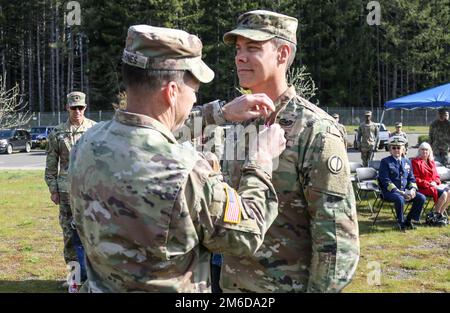 Hank Barnes (a sinistra), la Brigata della fanteria del 189th (CATB), comandante della First Army Division West, premia il Lt. Colate Russ (a destra) con la Meritorious Service Medal per la sua leadership e dedizione al Battaglione del 1st, 356th Regiment (Battaglione di supporto logistico) Prima di una cerimonia di cambio di comando al di fuori dell'Hugo Army Reserve Center a JBLM, Washington, aprile 24. Russ abbandonò il suo comando al Lt. Col. V. Renae Binstock durante la cerimonia. Foto Stock