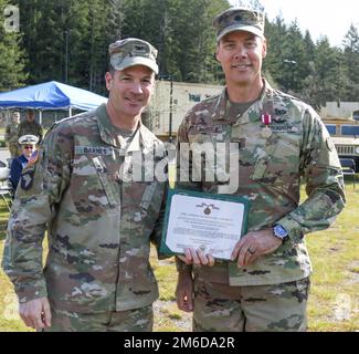 Hank Barnes (a sinistra), la Brigata della fanteria del 189th (CATB), comandante della prima divisione dell'esercito occidentale, si pone con il Lt. Nate Russ (a destra) che è stato stupito con la Meritorious Service Medal per la sua leadership e dedizione al Battaglione del 1st, 356th Regiment (Battaglione di supporto logistico) Prima di una cerimonia di cambio di comando al di fuori dell'Hugo Army Reserve Center a JBLM, Washington, aprile 24. Russ abbandonò il suo comando al Lt. Col. V. Renae Binstock durante la cerimonia. Foto Stock