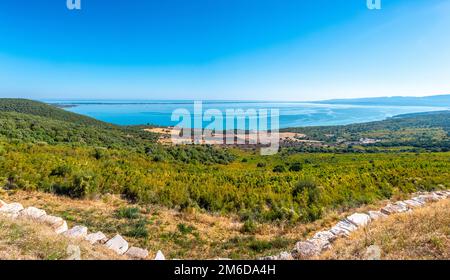 Grande panoramica del lago di Varano in Gargano - Puglia - Italia - all'orizzonte il mare adriatico Foto Stock