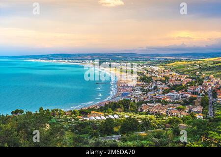 Sud italia mare costa mediterranea tramonto a vasto Marina - Abruzzo regione - Chieti provincia - Italia Foto Stock