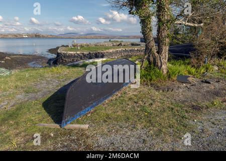 Irlanda, 2016 A curry, una pesca tradizionale, coperta di catrame, barca. Adagiato sulla costa di un Iri Foto Stock