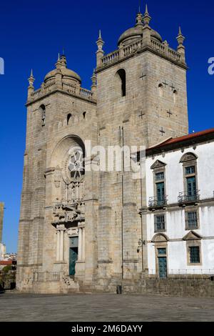 La Cattedrale di Porto (Cattedrale dell'Assunzione di nostra Signora) o SÃ do Porto, Porto, Portogallo Foto Stock