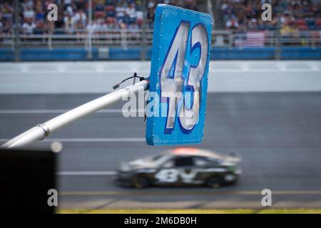 Erik Jones e l'auto #43 sponsorizzata dall'aeronautica vola dal suo box mentre conduce la gara NASCAR Talladega Superspeedway il 24 aprile 2022 in Alabama. Tecnico. Andrew Brockman, 96th Maintenance Group, ha creato il patrimonio dell'aeronautica militare B-29 Superfortress schema di verniciatura che è apparso sulla vettura durante la gara. Jones e l'Air Force hanno guidato la gara NASCAR più volte ed è stato davanti fino all'ultimo giro, finendo infine sesto. (STATI UNITI Foto dell'aeronautica/Samuel King Jr.) Foto Stock