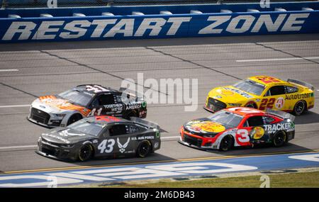 L'Air Force-sponsorizzato # 43 Petty GMS Chevrolet battaglie per la testa alla gara NASCAR Talladega Superspeedway 24 aprile 2022 in Alabama. Tecnico. Andrew Brockman, 96th Maintenance Group, ha creato il patrimonio dell'aeronautica militare B-29 Superfortress schema di verniciatura che è apparso sulla vettura durante la gara. Il pilota, Erik Jones e la vettura dell'aeronautica hanno guidato la gara NASCAR più volte ed è stato davanti fino all'ultimo giro, finendo infine sesto. (STATI UNITI Foto dell'aeronautica/Samuel King Jr.) Foto Stock