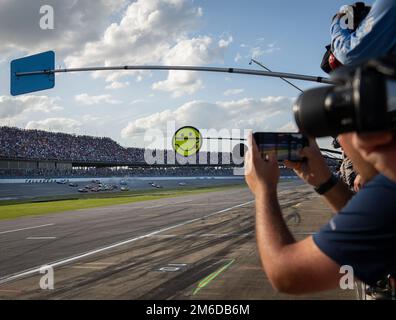 I dipendenti del piccolo GMS guardano e flim l'ultimo giro della corsa NASCAR Talladega Superspeedway 24 aprile 2022 in Alabama. Tecnico. Andrew Brockman, 96th Maintenance Group, ha creato il patrimonio dell'aeronautica militare B-29 Superfortress schema di verniciatura che è apparso sulla vettura durante la gara. Jones e l'Air Force hanno guidato la gara NASCAR più volte ed è stato davanti fino all'ultimo giro, finendo infine sesto. (STATI UNITI Foto dell'aeronautica/Samuel King Jr.) Foto Stock