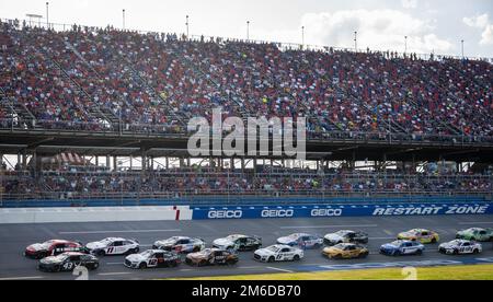 Erik Jones e la vettura #43 sponsorizzata dall'aeronautica militare conduce la gara NASCAR Talladega Superspeedway il 24 aprile 2022 in Alabama. Tecnico. Andrew Brockman, 96th Maintenance Group, ha creato il patrimonio dell'aeronautica militare B-29 Superfortress schema di verniciatura che è apparso sulla vettura durante la gara. Jones e l'Air Force hanno guidato la gara NASCAR più volte ed è stato davanti fino all'ultimo giro, finendo infine sesto. (STATI UNITI Foto dell'aeronautica/Samuel King Jr.) Foto Stock